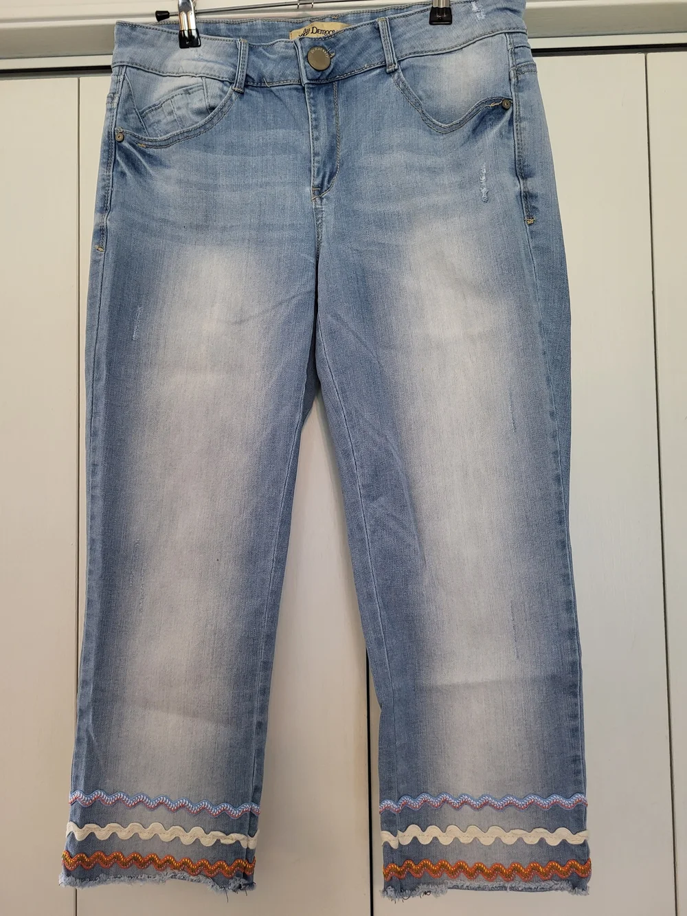 Democracy Flex-ellent Light Blue Cropped Jeans with Multicolor Scalloped Hem - Picture 2 of 14